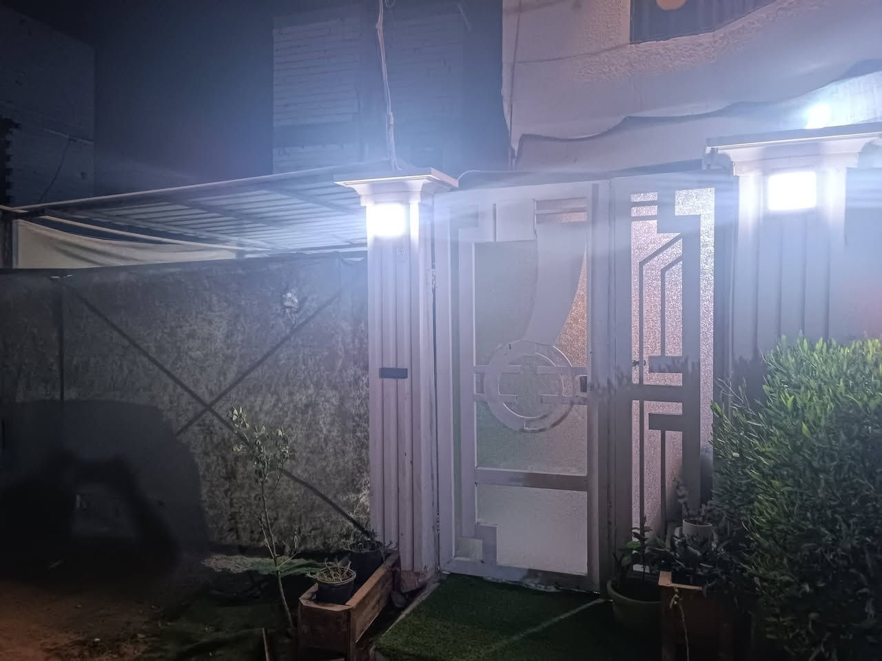 السلام عليكم بيت للبيع طابو زراعي سند25
طابقين مع كراج واستقبال منفصل حمام عدد3
غرفه عدد 3
ارضيه بورسلين جديد 
المساحه 125
ماء مجاري وكهرباء البيت ماناقصه شي 
العنوان كربلاء الحر الصغير شارع المستوصف  للتفاصيل اتصل على الرقم  ***********
