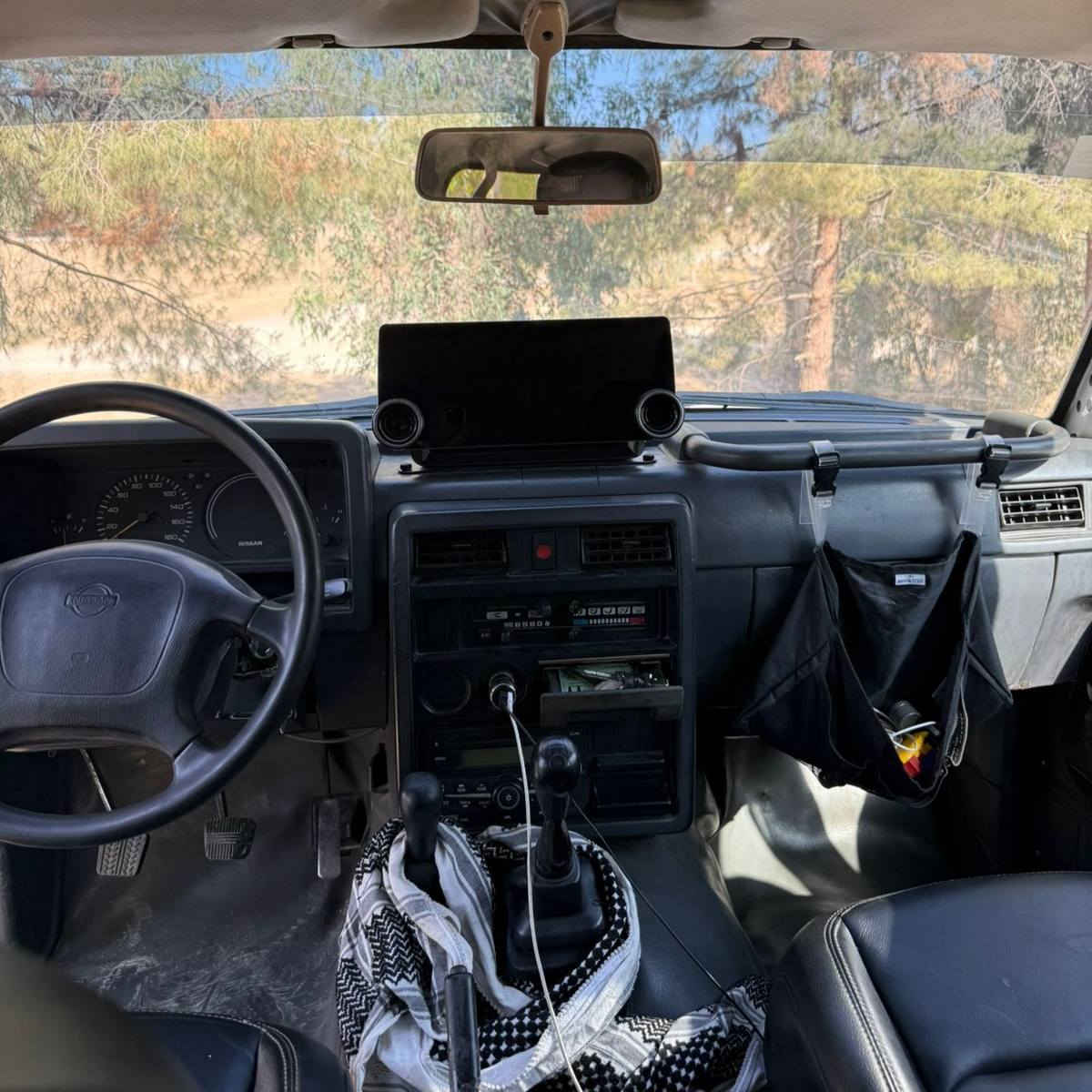 نیسان پاتڕۆڵی تەخت، مۆدێڵی 1997
 مەکینەو گێڕ بیلادی بە شەرت، 
رەقەمی هەولێر عەسڵییە و کیتابی ئینتەرپولی هەیە 
هیچ کێشەی نییە، 
سەیارەکە بێ لێدرانە، 
بۆنیتی بۆیاخە لەگەڵ و چەمەلەخی دواوەی 
لەسەر جوانی بستێکی هەیە.
سەیارەکە شاشە و کامێرا پێش و دواوەی هەیە، 
کوشنی گۆڕاوە بە جێبی رانگلەر. 
زۆر پاک ماوەتەوە هەیکەلی و مەسرەفی تیا نییە.

سـعـر : لە کۆمێنت داوابکە ڕاستەوخۆ بۆت دێت 📥 

گێر و مەکیەنەی بەشەرت 
هیچ کێشەیەکی تێدا نییە 

ژمارەی خاوەنەکەی 
***********
