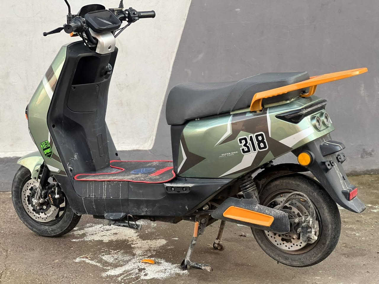 ماطور شحن للبيع 318
المواصفات 
6 باتريات دبل 
السرعه 99 حقيقي من 60 إلى 70 كيلو 
نظام بك R 
بريكات دسك هيدروليك امامي او خلفي
4 نمر
الشحنه الوحده اتمشيك اكثر من 40 كليو 
السعر 575 وبي مجال
***********
للاستفسار واتساب
