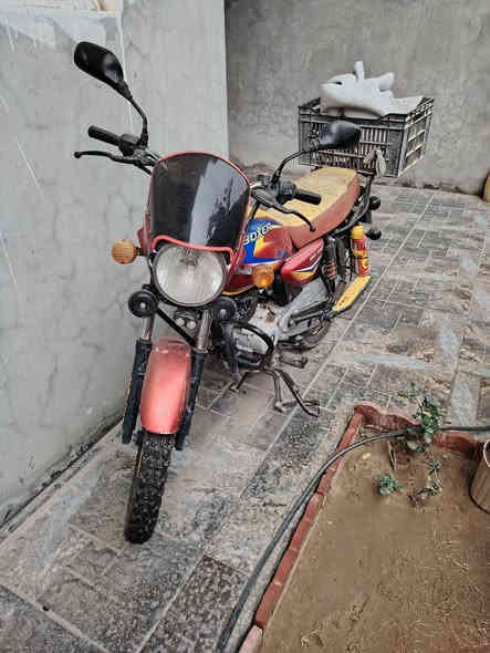 دراجه بوكسر موديل ٢١ رقم بغداد دولي وسنويه جديده دراجه جاهزه من كلشي مال بيت مابيه اي نقص تخم تاير جدد السعر مليون و٦٠٠
رقم هاتف /***********
