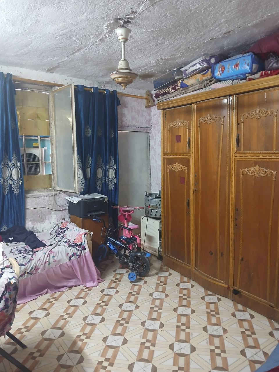 السلام عليكم بيت مساحتة ٩٦ مربع طابو زراعي  يحتوي على صاله وغرفتين نوم وحمام داخلي و خارجي ومطبخ وترك البيت يرادله ترميم وستارة ما بي بس بي شتايكر العنون حي طارق الوسط فرع حسينية الزهراء اول فرع غير متواجد فيس فقط وات ساب ***********
