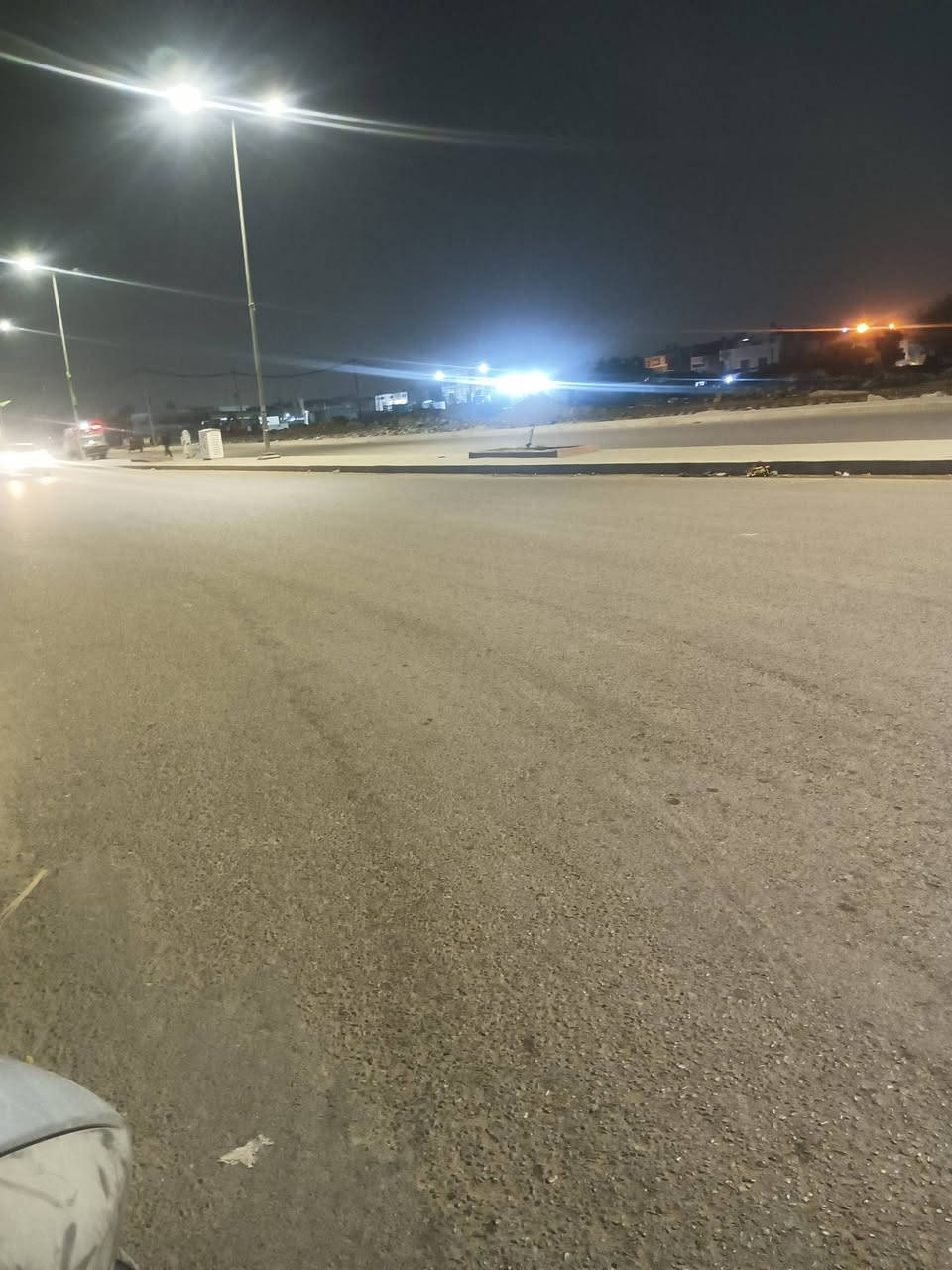 السلام عليكم
بيت ٢٠٠م للبيع بمنطقة الشعلة حي النور كامل الخدمات ماء مجاري تبليط ومقرنص يبعد عن شارع العام الخمسة كيلو ٥٠م يتكون البيت من استقبال ٨/٥ وغرفتين نوم ٥/٤ ومطبخ بارد وحار ٤/٤ وصاله ٧/٤ ومناور عدد ٢ وحمامات عدد ٢ بسعر مناسب 
الاتصال ***********
***********
