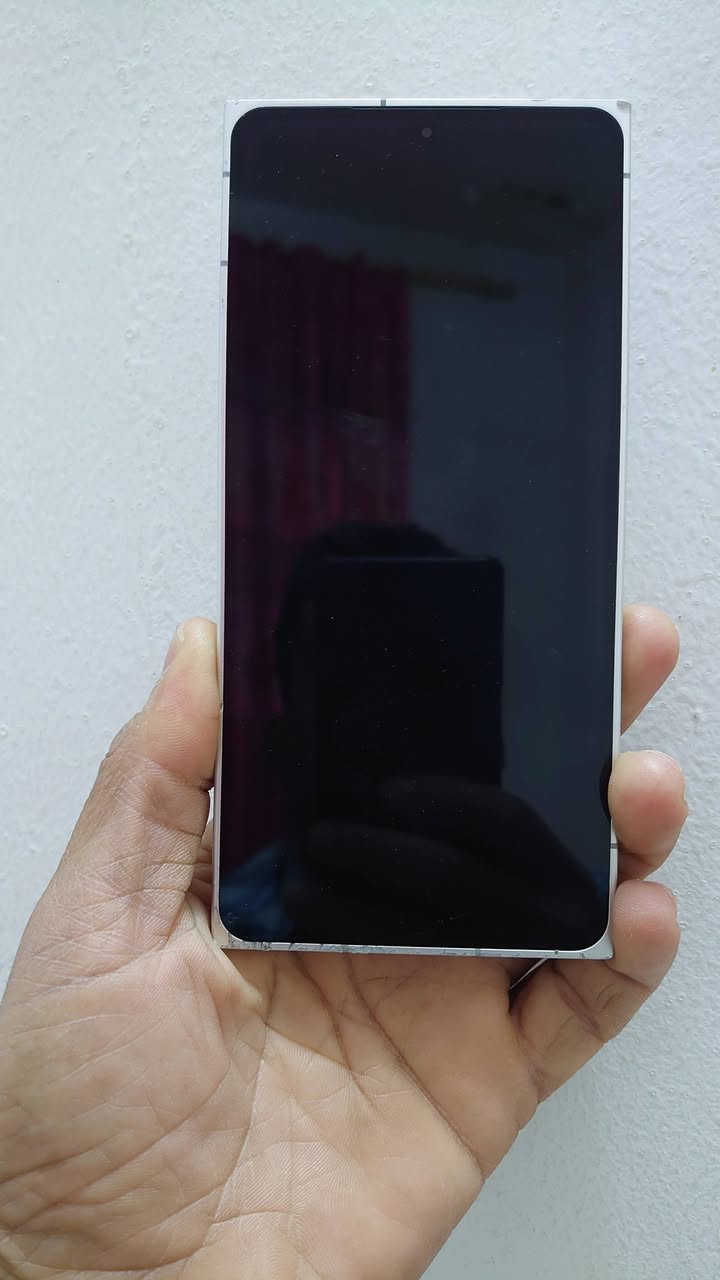 السلام عليكم هاتف Leitz phone فلاكشب 
ذاكرة 512 
معالج سناب دراكون 8Gen 1
بطارية 5000 
صناعته ياباني ألماني 
سعر 250 الف 
مابي شي فقط خدوش صغيرة بالشاصي ما مأثر على الشاشة 
الرقم ***********
