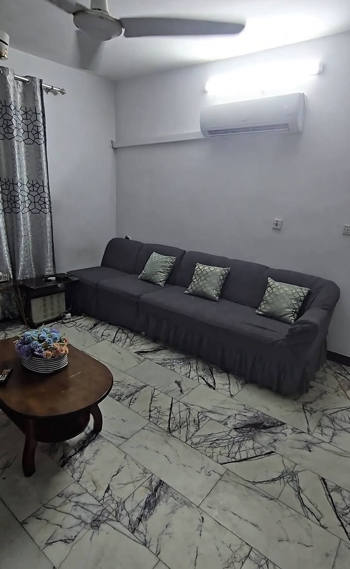 بيت بخارطة بناء جدا مميزة يحتوى على شقة داخله للبيع❗️❗️
الموقع: الدولعي الجديدة ( مقابل منطقة الجكوك مو جهة الحرية )

خلف الشارع العام (المكمل لشارع الحسابات)
يعني بظهر الشارع مباشرة

مساحة الارض 200 متر سند مستقل
مساحة البناء كلش كبيرة كونكريت مسلح

البيت عبارة عن بيت وشقة 
الشقة بيها مدخلين من الكراج درج خارجي او من داخل البيت 

مجموع عدد غرف النوم 5 مساحتهم كبيرة اصغر وحدة بيهن 4x4 والباقيات كلهن 4x5 و4x6 ووحدة منهن 4x7

 يحتوي 4 تواليتات وحمامين ومطبخين 
حديقة كبيرة مساحتها 5x5 تقرييا 
كراج كبير 4x8 
ممر جانبي من الكراج الى باب المطبخ بحيث البيت ما ملتصق بالجيران (للخصوصية وعزل اكثر) 

منضومة الكهرباء مصنعه خصيصا للبيت 3 فيز نظام ريليات بورد تحويل ومنضومة حماية لكل البيت 
حتى كيبل كهرباء جاهز للمولد الداخلية الكبيرة ال 3 فيز 
وكيبل اخر للمولدة الداخلية الصغيرة 

منضومة كاميرات مراقبة

تانكيات وسخانات عدد 2 منفصلة للشقة وحد وللبيت وحد 

جدا يناسب الي عنده عائلة كبيرة او عائلتين مثلا هو وابنه او هو واخوه

البيت والشقة جاهزات من كلشي 
ينباعن هنة واثاثهن ( كامل من كلشي كل غرفة بيها سبلت واثاثها كامل مكمل)

البيت باسمي شخصيا مو دلال 
ورجاء الجاد بالشراء يتصل بيه فقط 

للتواصل:***********
