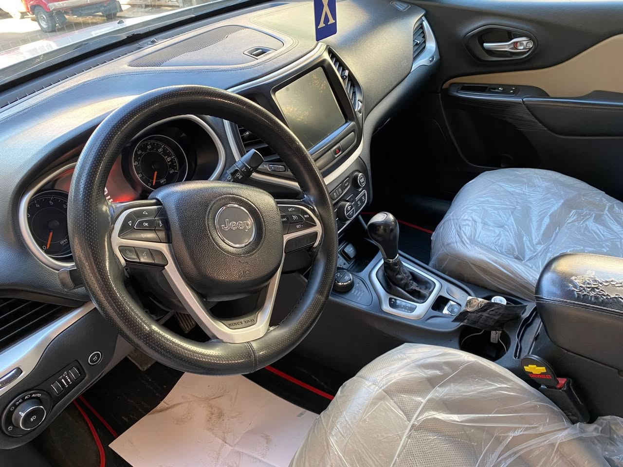 جيب بزون موديل ٢٠١٥ خليجيه سياره ٦ سلندر فول فول بانورما جنطه كهرباء بيها ٤ قطع صبغ بغداد بسمي السعر ١٣٠ بغداد الطوابجي ***********
