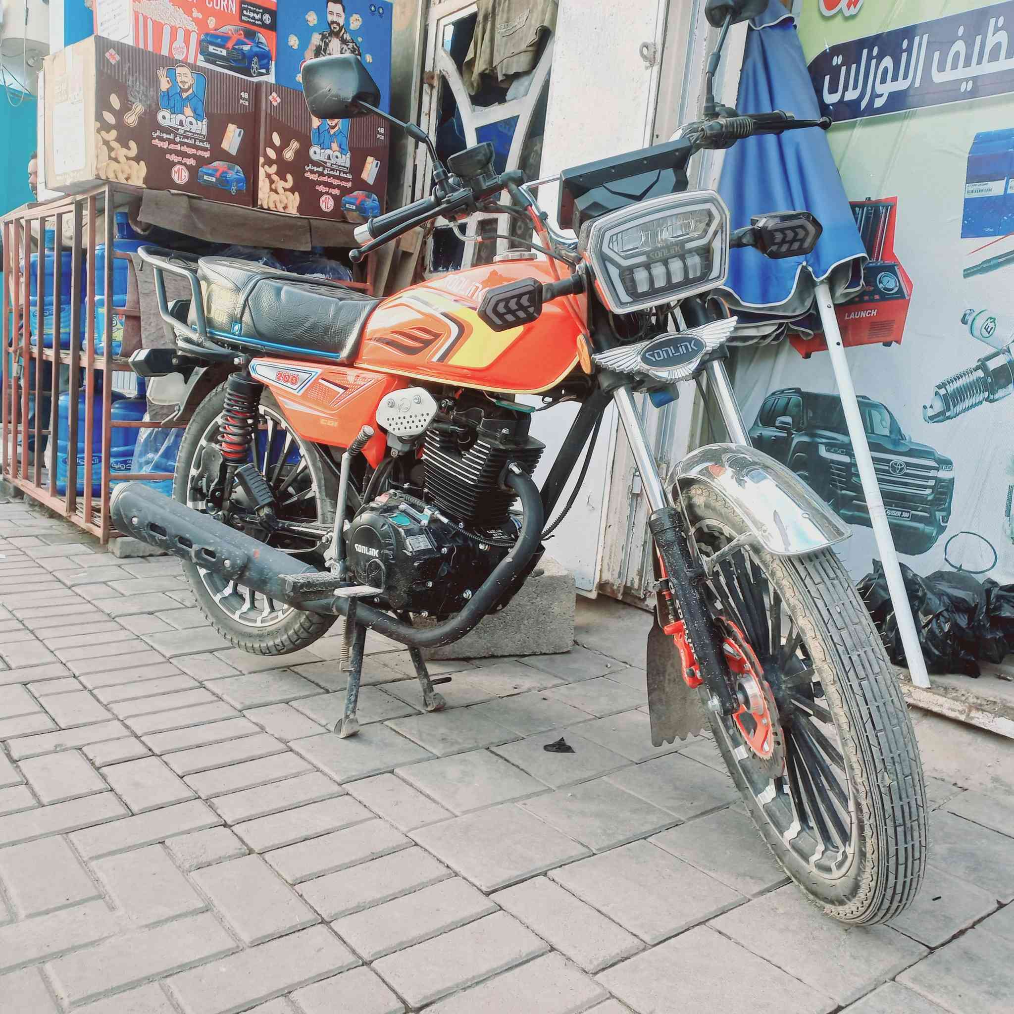 السلام عليكم دراجة سيفان باب لاول موديل 25صالي ٢٥ محرك 200cc يوم من نزلتها عل وضع الشركة نضيفة كلش ماشية ٢ يعني زيرو لون مميز دراجة نضيفة كلش شوفت عينكم بصمة 2 وسويج 2  سعر ٨٥٠ مكاني بغداد الشعب ***********
