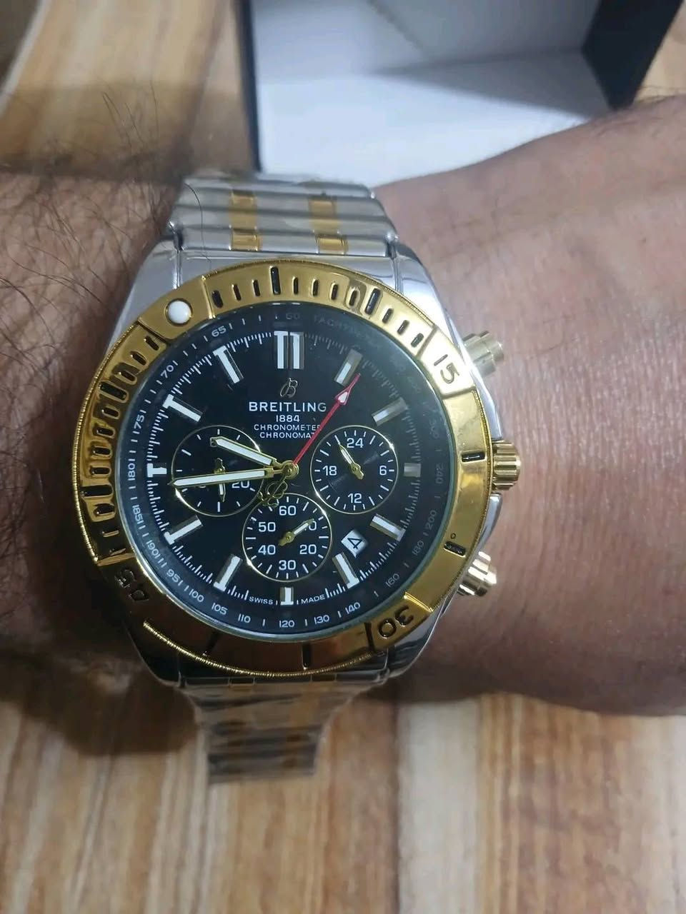 ساعه باله كرونوغراف فاخرة تتميز بلبسها الجذاب طلعتلي بهذا الشكل مع علبته الاصليه 35 الف مع التوصيل بالعافيه الي ياخذهاا
المميزات:
المينا: أسود مع عدادات فرعية للكرونوغراف ونافذة للتاريخ.
سناتر كله شغاله 
قطرها 45
الإطار: إطار دوار أحادي الاتجاه باللون الذهبي مع مؤشرات بارزة.
الحركة: تتوفر النسخ الأصلية بمحرك أوتوماتيكي (Automatic)، بينما تتوفر بعض النسخ في الأسواق بمحرك كوارتز (بطارية).
تابعني دئمن انشر ساعات قديمه وجديده


**إذا كنت صاحب هذا الإعلان وتريد حذفه لأي سبب، رجاءا أرسل رسالة إلى الدعم الفني**