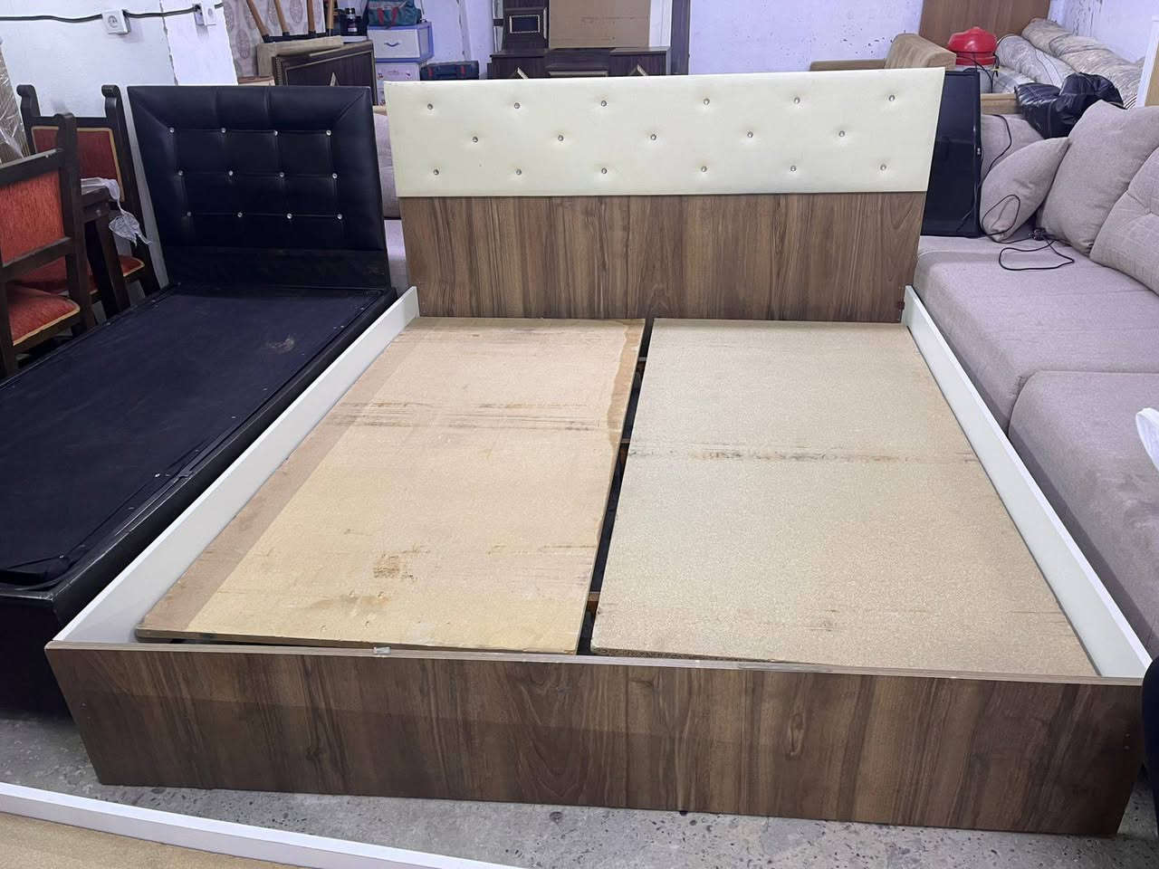 معرض سنان العاني) لبيع  اثاث منزلي  مستخدم وجديد
وتبديل 
(***********يوجد توصيل 
)(***********)/اومرسلتنا على الواتساب العنوان سليمانيه /كاني كورده قرب من ماركيت  شوگ
