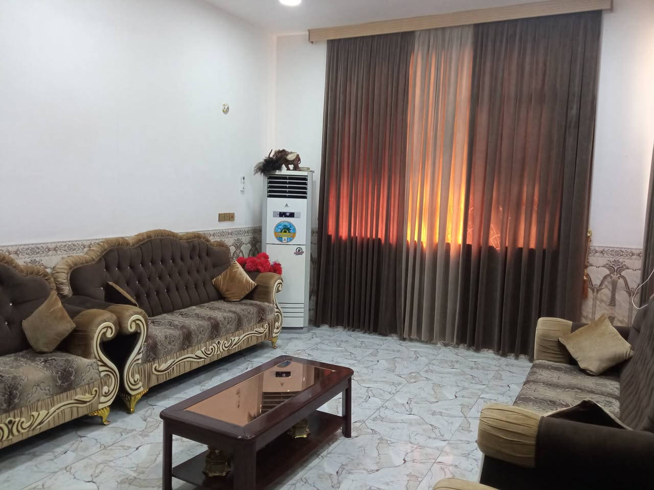 بيت للبيع
بيت للبيع//طابو زراعي//سند 25
المساحه//////   200  م
الواجهه//10م ،،،،،،،،النزال//20م
غرفة نوم//2 
كليدور  
مطبخ  
استقبال  
مجمع صحيات//2
حديقه
كراج  
خدمات جاهزه//ماء وكهرباء وخط مولده وانترنيت ومدارس 
العنوان//
شارع 80 //شارع شريفه الجديد مقابل ملعب نوارس محيزم 
الاتصال//
***********
***********
مكتب عالم التطور للعقار 
بإدارة//أوس المرشدي للعقار 
عنوان المكتب//شارع 80 شارع شريفه الجديد مقابل ملعب نوارس محيزم
