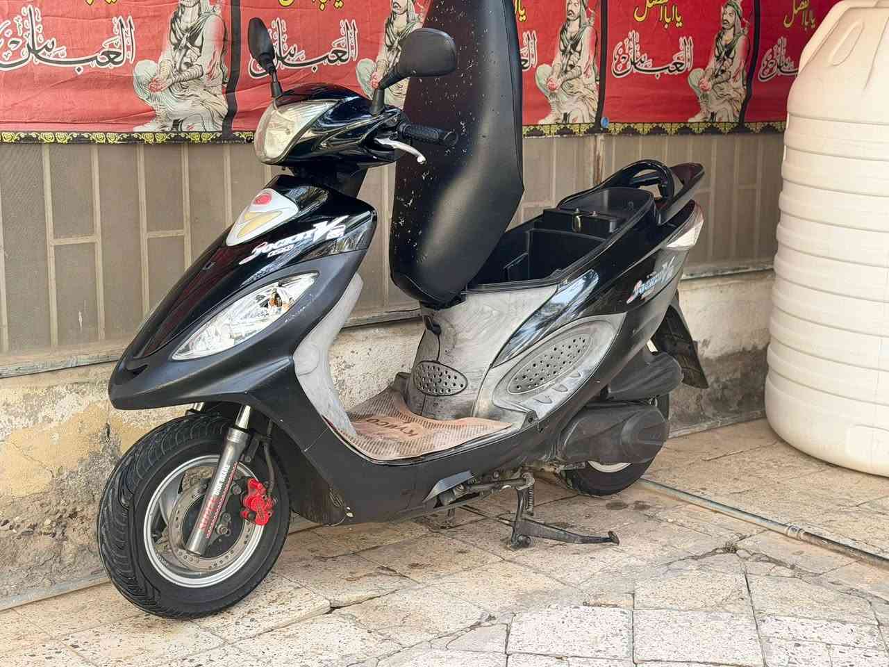 سلام عليكم شباب رجاءا اقره التفاصيل يلا تتصل السعر 825 الف م12 واليشوفهة غاليه السوك كلشي بي 
كامكو V2 رمبه كفاله عامه من محرك وكهربائيات وشلعه ومشي نعوومه وطسه تخبل دراجه بلاديه وماملعوب بيهة مختمه كلهة وجاهزه عل اخر حبايه ماعدى هذا السكن وانكسر عندي طخيت الباب بيهة 
حته وياها جيب اضافي مشدود بالجنطه وجادر 
مكاني ناصريه مركز
***********
