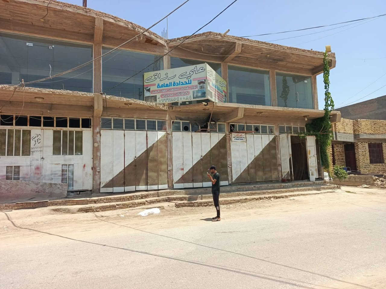 🏘️ عمارة تجارية  للبيع 

📍 #الموقع:  حــــلة،، ناحية ابي غرق،، مركز الناحية،،  قرب سكلة ذياب 

✨ #المواصفات:  
▫️ المساحـــــــة // ٦٤٥م 

................
🔹محتويات العمارة 
العمارة عبارة عن هيكل غير مكتمل 
مقسومة نصفين يفصل بينهما ممر عرض (٣) متر 
كل جهة تحتوي على 
(٤) شقق و(٤) محلات 
يعني فيها (٨) شقق (٨) محلات 
قسم من المحلات مؤجرة واقع حال واردهن الشهري (٧٥٠) ألف

---------------------
لمعرفة السعر واي تفاصيل أخرى مراسلة الصفحة لطفا"
---------------------
📞 للاستفسار والمعاينة: 
الاتصال على الارقام :
☎️ واتساب    
***********
***********
او مراجعة المكتب 
الحلة _  ناحية ابي غرق _ شارع الأمام _ قرب كوفي مر الزمان 
مكتب البيرق  للعقار 
--------------------------------
✅ نستقبل جميع عروضكم السكنية 🏠 والتجارية 🏡 بكافة مناطق الحلة 
……………………………
