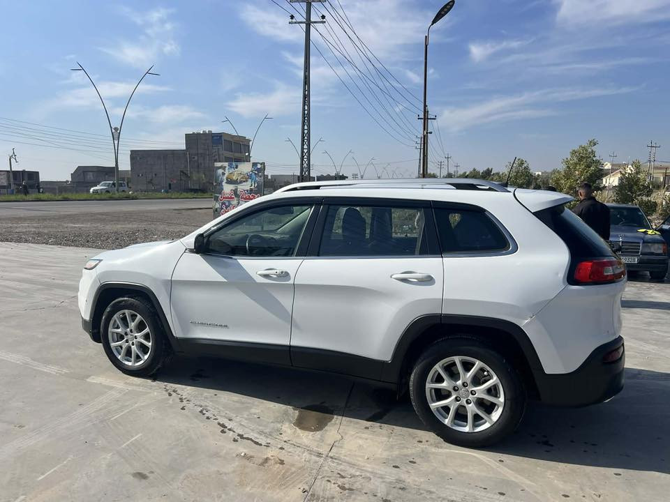 جيب بزون 2016 v6 نص فول

مواصفاتها 
شاشه
بصمه تشغيل وابواب 
تدفئه كشنات وستيرن
كشن كهرباء 
هاند بريك بصمه 
وضعيات قياده
هيتر مري جانبية 
مري كهرباء
وبعد بيها مواصفات

السياره كلين تايتل فقط بيها رصعه بل الباب الخلف السايق فقط

مكان السياره ديالى المقداديه

السعر  135قابل للتفاوض 
 للتواصل ‭0770 430 1927‬
