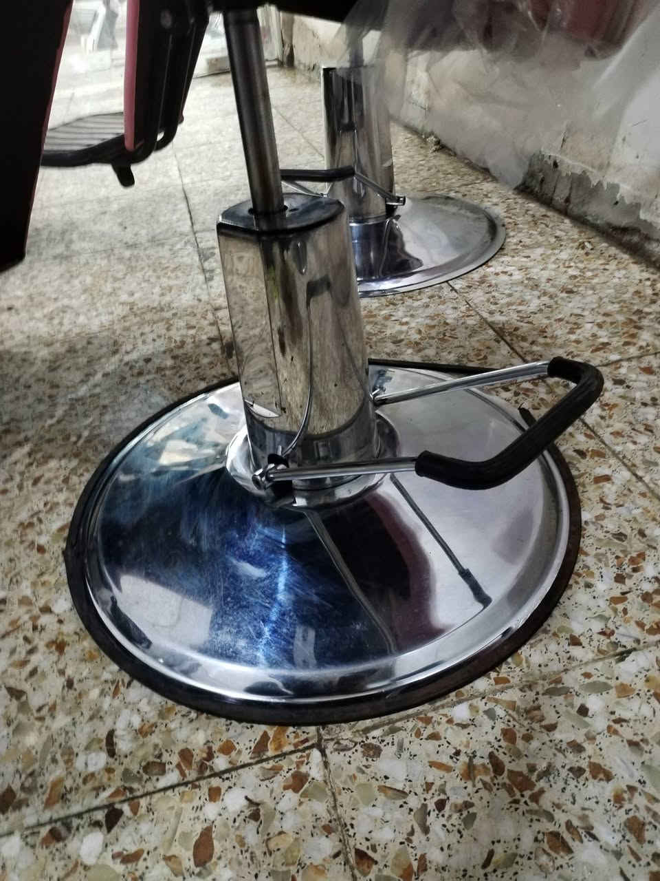 كراسي حلاقه ثنين نظافة ٩٠٪ جك ظهر شغال جك صينية شغال مثل ما موظح في الصور سعر الواحد 100قفل مكان بغداد حي الرحمة للاستفسار الاتصال على الرقم ***********
