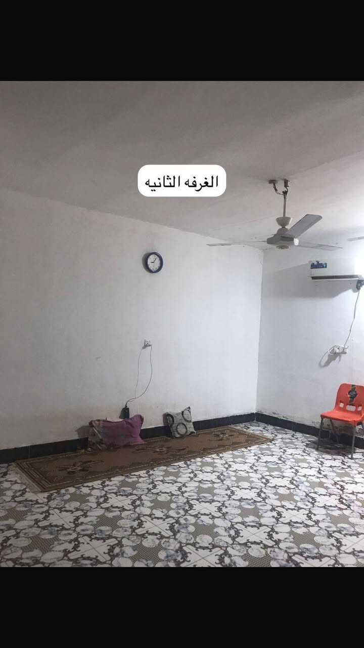 بيت للبيع بسكك يم اسواق البصره قرار محكمه مساحته ١٥٠ متر كل الخدمات متوفره ماء كهرباء شارع مقرنص البيت متكون من غرفتين وبراني وهول ومطبخ وصحيات خارجيه البناء بلوك وسطح شتايكر سعره ب٢٩ لاستفسار على رقم صاحب البيت ***********
