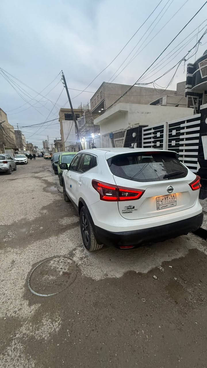 السلام عليكم.
نيسان روج 2020 سبورت.  رقم بغداد 
محرك 2000 
رادار 360 
3 انضمه قياده 
حساسات خلفيه+تحكمات ستيرن+تثبيت سرعه+النقطه العمياء+كامرا  +  لايت زينون 
ماشيه 100  

حادثهه فقط. البنيد مصبوغ  .  +بارد بسيط 
مكان السياره. واسط الزبيديه. 
***********
