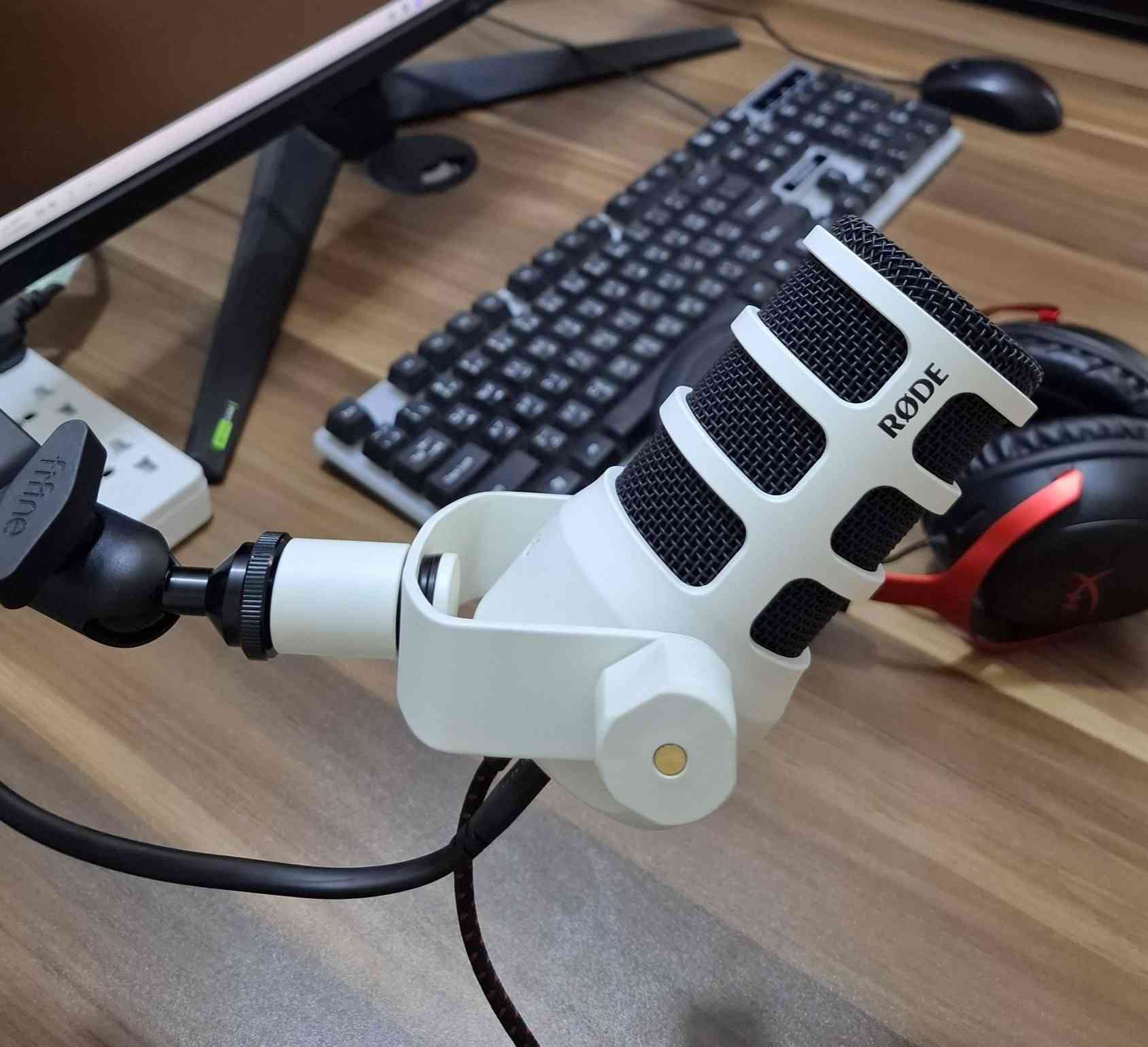 مايك RODE PODMIC USB  أبيض للبيع
مايك من RODE الاستراليا احترافي للبودكاست والبثوث وغيرها
اي تفاصيل ابحث عنه بالنت 
يدعم اغلب الاجهزة حاسبة وتلفون ولابتوب ، وكذلك منفذ لمكسر صوت اذا تايب سي او كيبل XLR لصوت جدا واضح ومميز 

للبيع بغداد - الدورة 
اي إستفسار تفضل خاص


**إذا كنت صاحب هذا الإعلان وتريد حذفه لأي سبب، رجاءا أرسل رسالة إلى الدعم الفني**