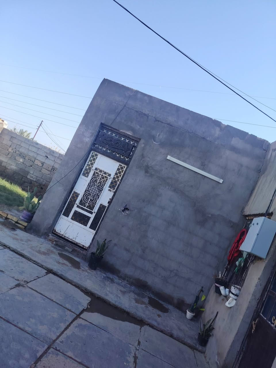 السلام عليكم
 للبيع بيت 3 عرف صاله استقبال مطبخ حمام  مساحه نص دونم عقد 25 العنوان مشروع المسيب قرب مدرسة سيد خليف مسافه 700 عن شارع حله بغداد ***********   ***********
