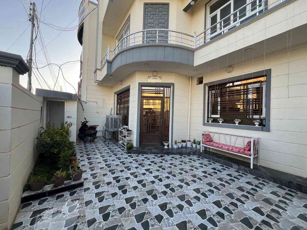 بيت للبيع حي الجامعه مساحه 200قاطين 4غرف نوم بناء 2023الاستفسار والاتصال ***********يوجد لدينه جميع العقارات حاب تعرض عقارك راسلنه على الوتساب
