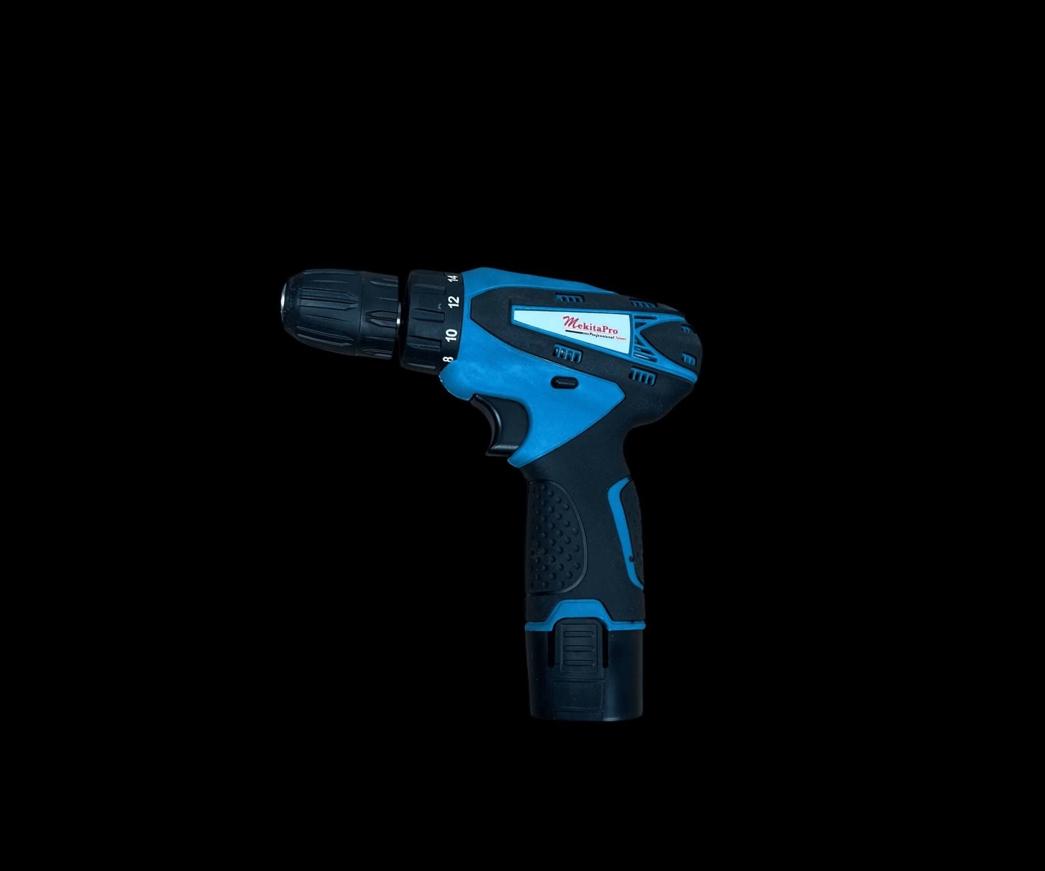 الاستخدامات

أعمال الصيانة المنزلية الخفيفة والمتوسطة: فتحات في الخشب والجبس والمعادن الرقيقة، وربط وفك البراغي

أعمال الحديد والإنشاءات الخفيفة باستخدام الصاروخ (Angle Grinder) لقص الحديد والستانلس (INOX) والقطع السطحية

مناسب للنجارين، الحدادين، والفنيين، ولأي شخص يحب DIY وتركيب الأثاث في البيت أو الورشة

مثالي للأماكن التي لا يتوفر فيها كهرباء مباشرة بفضل العمل على بطارية ليثيوم قابلة للشحن

المميزات

طقم متكامل في حقيبة بلاستيك قوية بفرش إسفنجي للحماية، يسهل حمله وتخزينه

تصميم احترافي باللون الأزرق والأسود، مع شعار MekitaPro – Professional Taiwan على الحقيبة والأدوات

بلد المنشأ: تايوان

مثقاب بطارية

يعمل على بطارية ليثيوم 12 فولت قابلة للفك والشحن

مقبض مغطى بطبقة مطاطية مانعة للانزلاق لراحة أكبر أثناء العمل

حلقة ضبط عزم (Torque) بعدة مستويات للربط والفك بدون تلف للمسمار أو القطعة

إمكانية الدوران للأمام والخلف مع زناد متدرّج للتحكم بسرعة الدوران

ظرف بدون مفتاح (Keyless Chuck) لسهولة تغيير رؤوس الحفر والبراغي

كوسرة بطارية

يعمل أيضًا على بطارية ليثيوم 12 فولت نفس نوع بطارية الدريل

تصميم مدمج وخفيف، مناسب للأماكن الضيقة والزوايا التي لا يصلها الصاروخ الكبير

مزود بواقي للقرص (حماية) لزيادة الأمان أثناء القص

وفق الكتيب: سرعة دوران عالية (High Speed) مناسبة للقطع السريع للأجزاء المعدنية الصغيرة

نوع القرصالملف

القرص المرفق مكتوب عليه INOX، وهو قرص قطع معدني مخصص للحديد والستانلس ستيل ومقوّى بالألياف (قرص قطع معدني رفيع – Cut-off Wheel)

يمكن استخدامه لقطع معظم المعادن الرقيقة المناسبة لمواصفات القرص

وليس قرصًا خاصًا بالنحاس فقط وإنما للحديد والستانلس والمعادن المشابهة

محتويات الصندوق

دريل بطارية 12V من MekitaPro

كوسرة بطارية زاوية 12V من MekitaPro

بطاريةبطاريتان تُركّب في أسفل كل أداة

شاحن جداري 220V بفيشة أوروبيّة مع سلك توصيل للمحطةالبطارية

قرص قطع معدني (Inox) مُركّب على الصاروخ + قرص احتياطي إضافي

مفتاحمفتاح سداسي (Hex Key) لتغيير القرص وشدّه

كتيب تعليمات مفصل لـ Portable Lithium Electric Angle Grinder (يحتوي على بيانات تقنية وتحذيرات سلامة)

حقيبة بلاستيكية صلبة مع إسفنج داخلي مقصوص على مقاس القطع

الملاحظات

يفضّل شحن البطارية بالكامل قبل أول استخدام لتحصل على أفضل أداء

لا تضغط بقوة زائدة على الأداة أثناء العمل حتى لا تجهد المحرك أو تكسر القرص

الدريل لا يحتوي على اي ملحقات (براين)
للطلب الاتصال على الرقم 
***********
