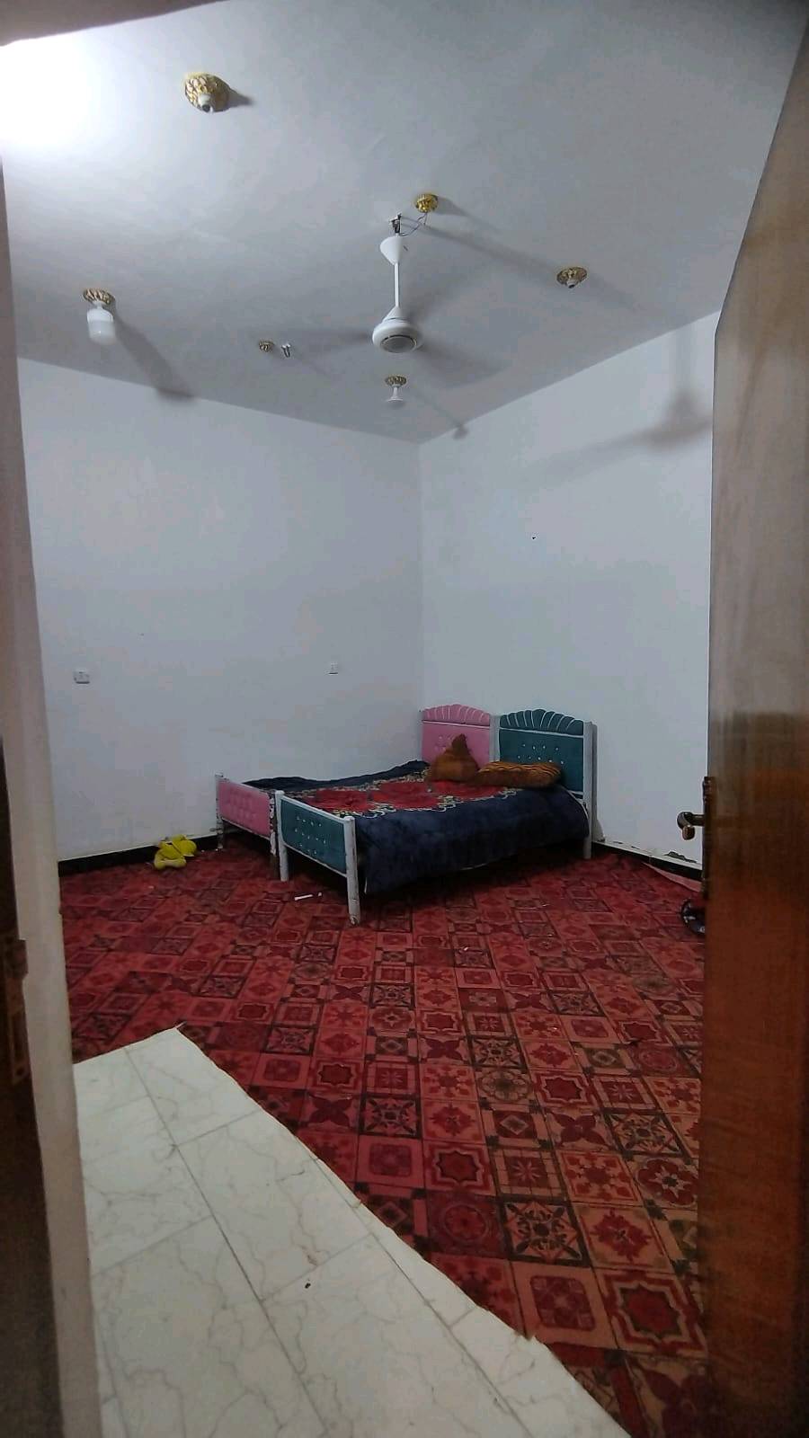 سلام عليكم لبيت مكان تنومه جزيره فيروزه قرب جسر مشايخ شارع عشرين ، يحتوي على اربع غرف ومطبخ وديوان وحمامات 3 جوه واحد خارجي        وصاله مساحه لبيت أكثر من 150 ،،،بناه طابقين بناه طابوق 180بي مجال

للاستفسار اكثر المراسلة على ***********