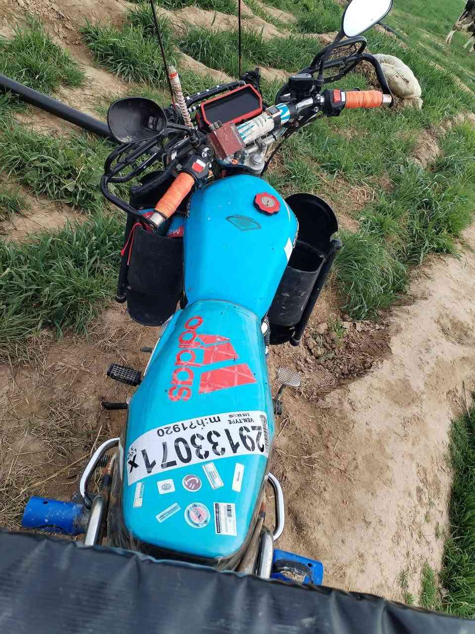 السلام عليكم.
ماطور سيفان موديل 24
ثقيل. 
نظيف جدا.
كلشي شغال.
كماليات درع دشبول درع استيرن
 نشرات كهربايات كلها شغاله.
السعر 700
المكان قرية اجحله
للاستفسار الاتصال
 على الرقم ***********
