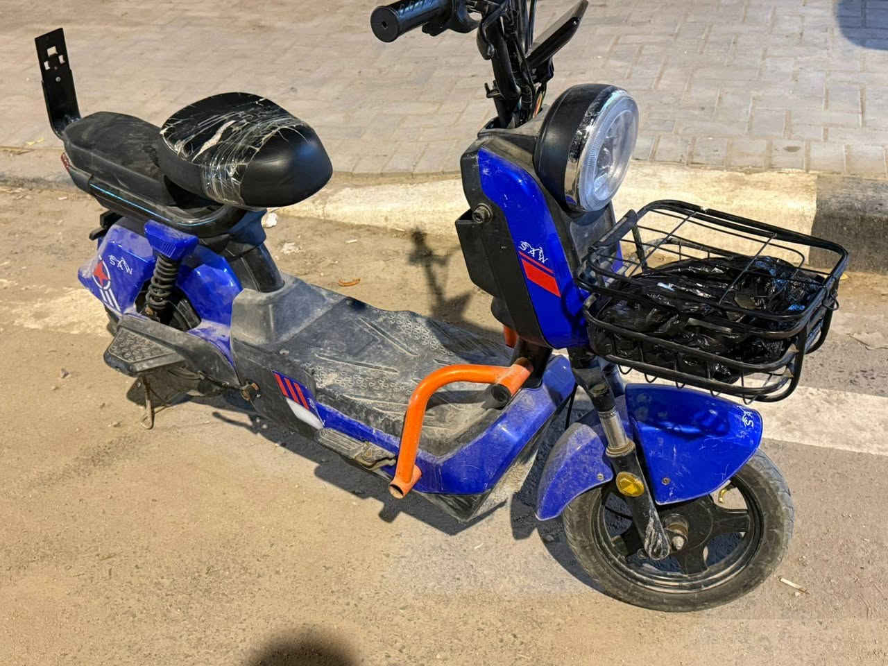 دراجه شحن للبيع 
دراجه نضيفه وجديده كلش 
بطاريات جديده 
كلشي بيه جديد 
مستعمله ايام معدوده بس 
ب350الف وبيه مجال بسيط 
***********
***********
