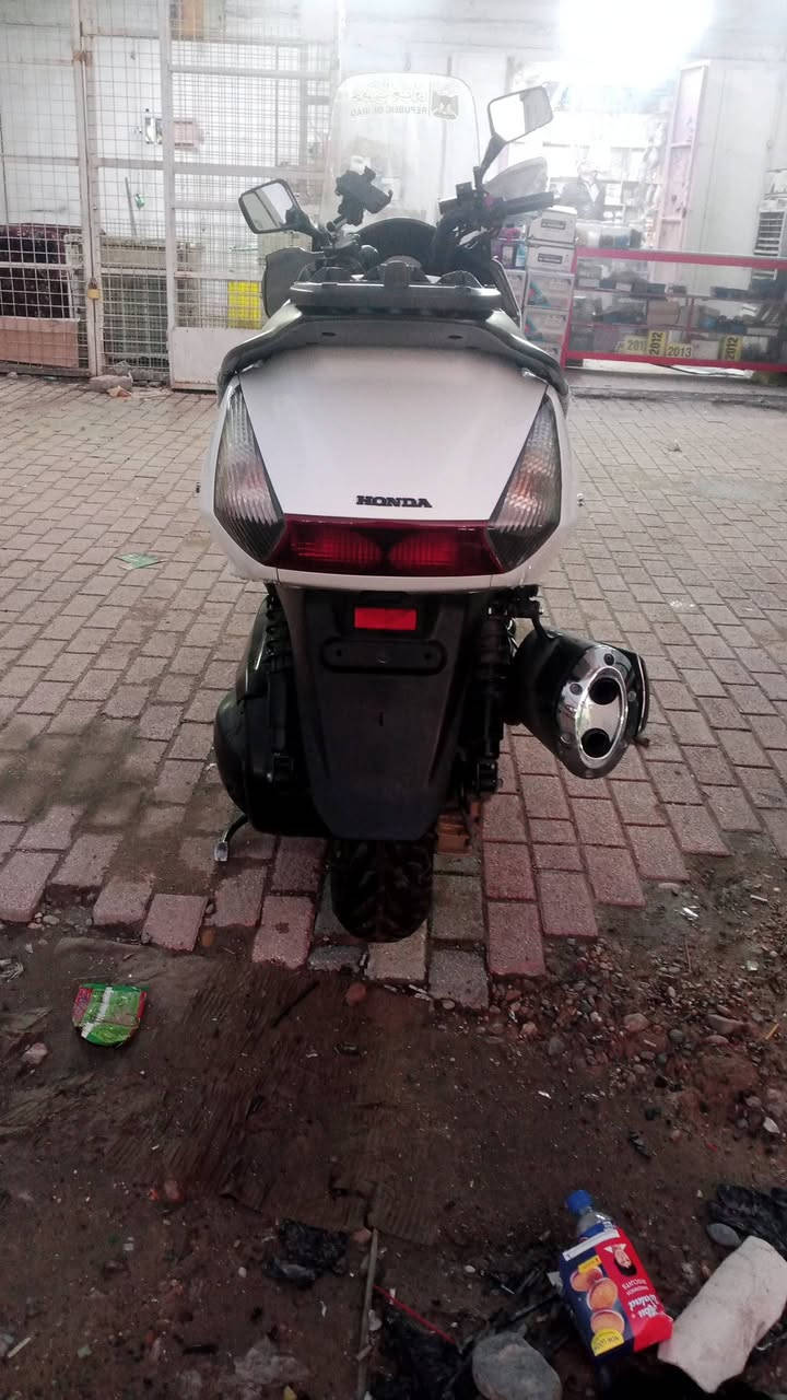 سلام عليكم للبيع دراجه سلفر ونج شقلاه دراجه جديده بمعنه الكلمه مكينه بلكارتون شلعه معدل فول كلها شغاله كهربئيات لايت عالي ناصي دراجه مال جنايه تدفئه بليدات اي بي اس فجوج ذهبيه مكفوله من تاير لتاير مكينه 400  بلمزاد ماشيه 59 وعندي مشت 60 فقط مكاني مدينه الصدر وهاذا رقم تليفوني *********** سعر 24 وبيها مجال للطيبين
