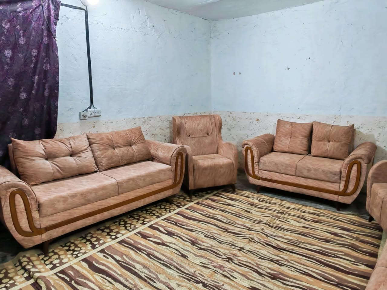 تخم تركي 10 مقاعد اخو الجديد نضافته 100 بل 100 كله بلوك اسود درجه اولى قماش وتر بروف مع مفارش هديه وكوشات السعر 275 العنوان الكاضميه يوجد توصيل بكروه ***********
