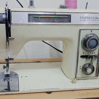 للبيع مكينة خياطة براذر الأصلية (من القديمات المعروفة بقوتها وجودتها) ...