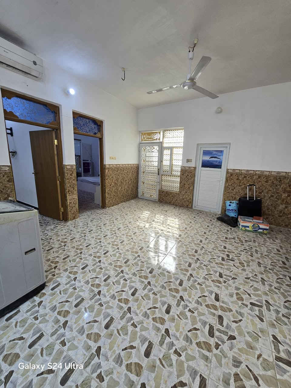 بيت لبيع بشارع المطار الجديد المساحه ١٥٠متر يحتوي على غرف٢ وصاله ومطبخ وستقبال ومكشوفات٢ وصحيات داخليه وخارجيه السعر ٦٨وبي مجال مكتب بركات ام البنين مقابيل شارع السبيس للستفسار *********** كونكريت البناء بلوك مع الاثاث
