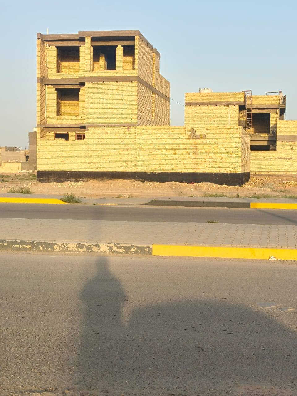 يتوفر ١٠٠متر واجهة ٥ نزال ٢٠
على شارع ١٥ خدمات ماء وكهرباء وقريبة كلش من التبليط الشارع السايدين  الموقع النصر والسلام حي الموظفين  أقرب نقطة داله هي جامع مديحة للإستفسار ***********
