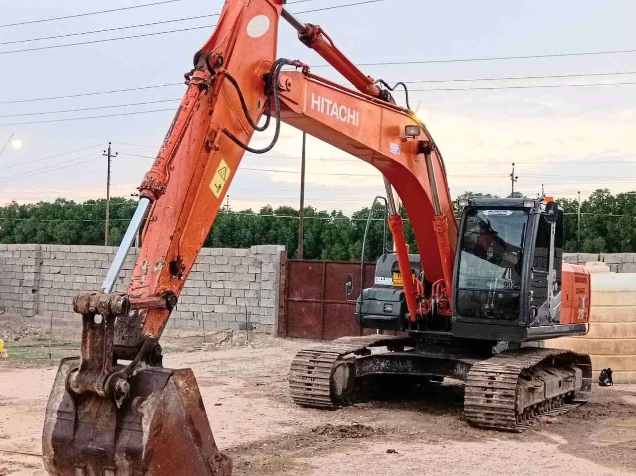 حفاره هيتاشي حجم 210 LC  زت ثري للبيع او مراوس موديل 2007 رقم اربيل
جاهز للعمل بدون اي نقص 
السعر 325 ورقه العنوان البصرة 
للاتصال  ***********      ***********
