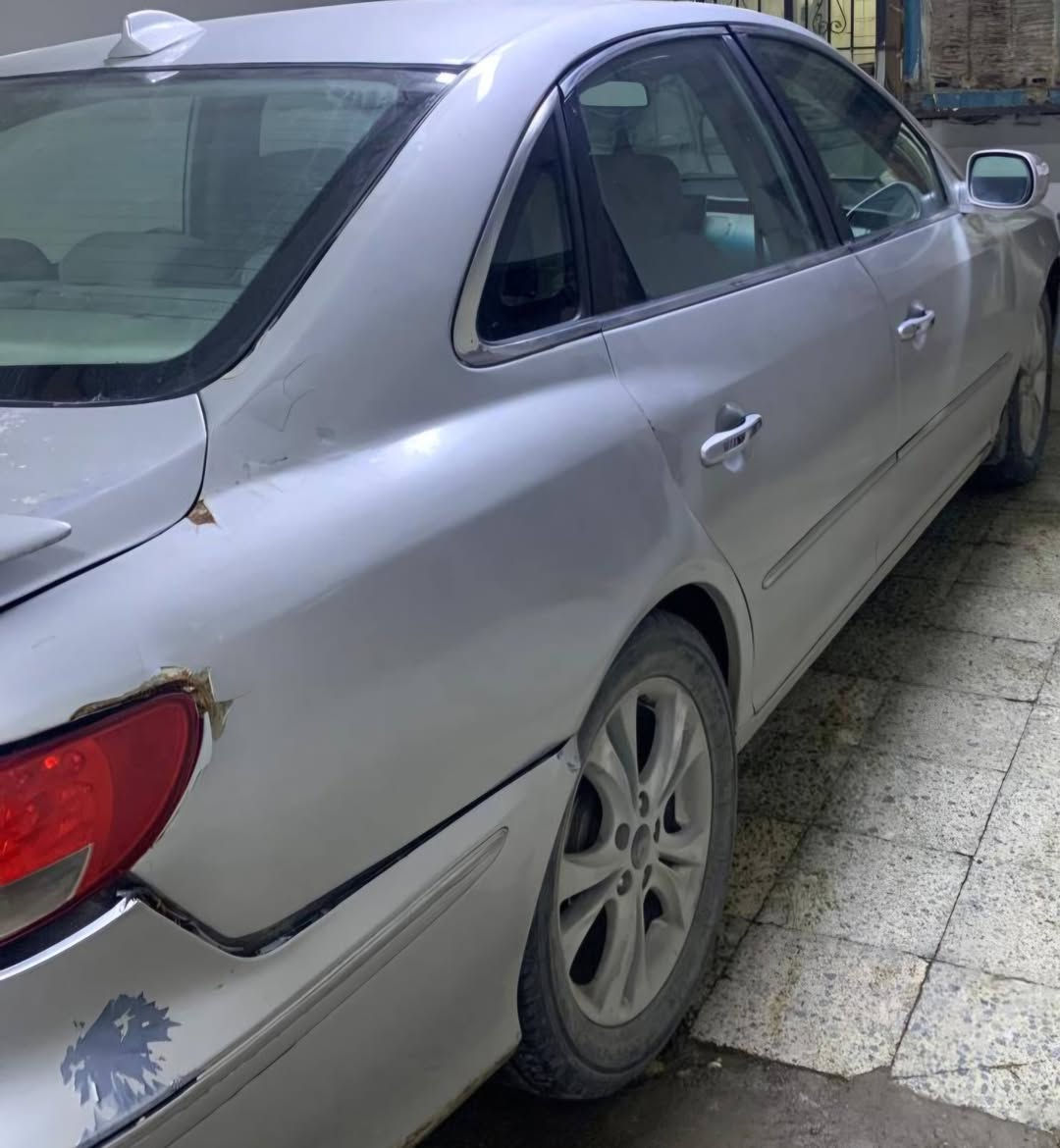 السلام عليكم. 
للبيع هونداي ازيرا 2008
كير درجه اولى 
محرك ٣٢٠٠ 
حداديه جيده تايرات نظيفه 
تبريد السياره راقي جدا  بيها جفيه وظربه بالجنطه خفيفه 
رقم انكليزي صلاح الدين 
اللون فضي بدون دواخل حادثها 
للعلم السياره تمشي وقطع غيارها اشتريتها وموجوده عندي كله موسسه السياره ادير  سلف وتطلع بيها.
 تعال شوف بعينك اتصل ع الرقم ***********. مكاني تكريت 
للعلم السياره فول مواصفات عدا الفتحه.
