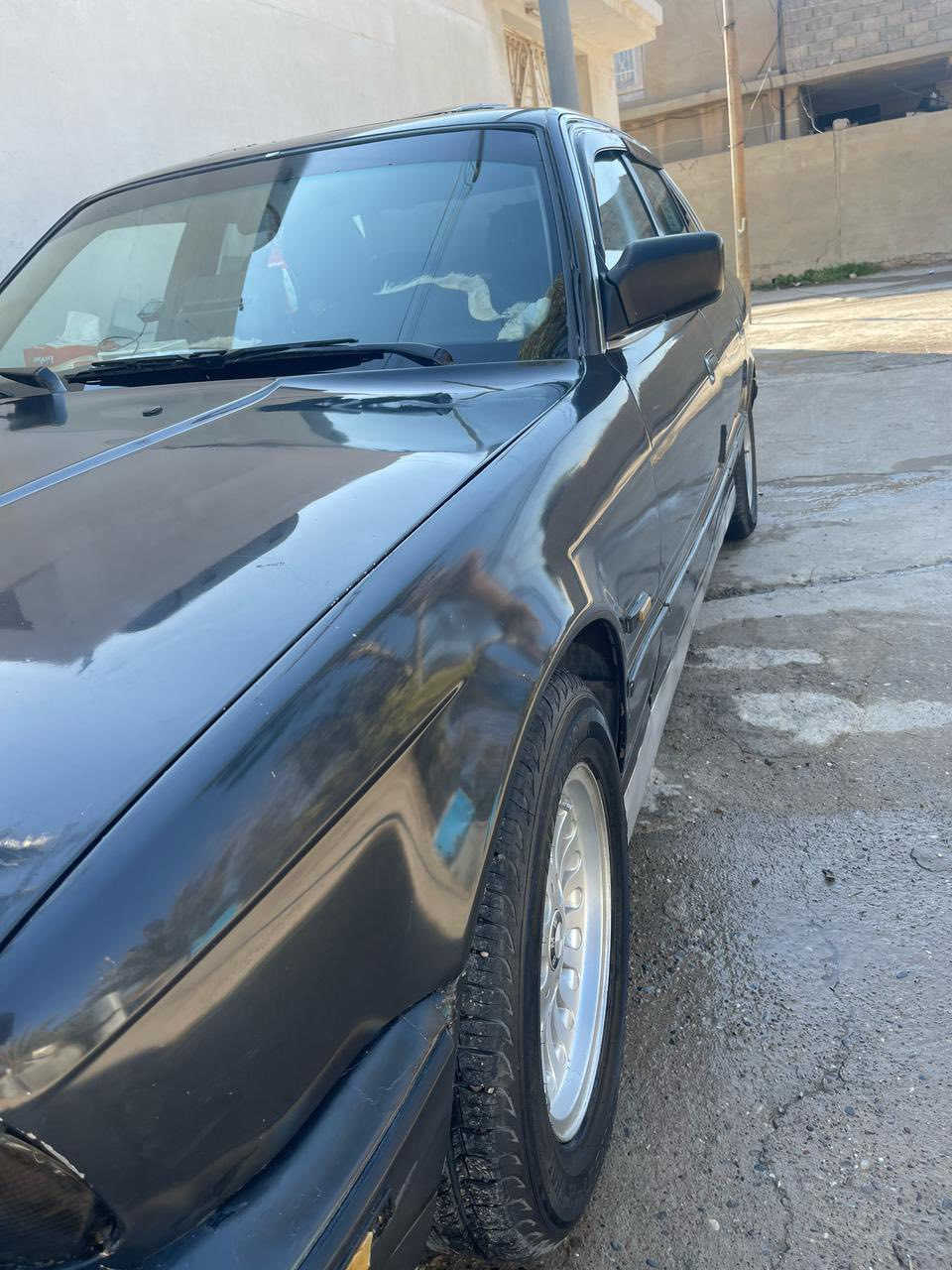 سيارة بي ام للبيع حجم 525 موديل 1990 معمر جديد للبيع مصبوغ جمالية فقط لون اسود كير اوتوماتيك محرك فل رقم دهوك عليها غرامة اربع ورقات ونص ينزل من سعرها تايرات باتري طخم سيارة كلشي بيها جديد مكاني الموصل 

رقم الهاتف : ***********
