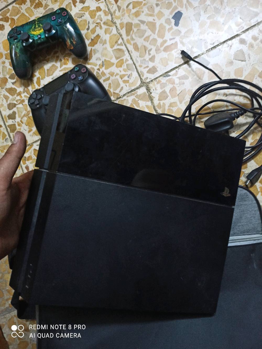 
playstation 4 fat  للبيع 
ذاكرة 512 
ويا يدتين وقرص فيفا 2018 
السعر بي مجال 
الرقم بي واتس اب 
يوجد توصيل مجاني 
مكاني بغداد منطقة جميلة محلة 516 
جهاز شوية الكفر بي شخوط لان تركتة بس نظيف من الداخل 