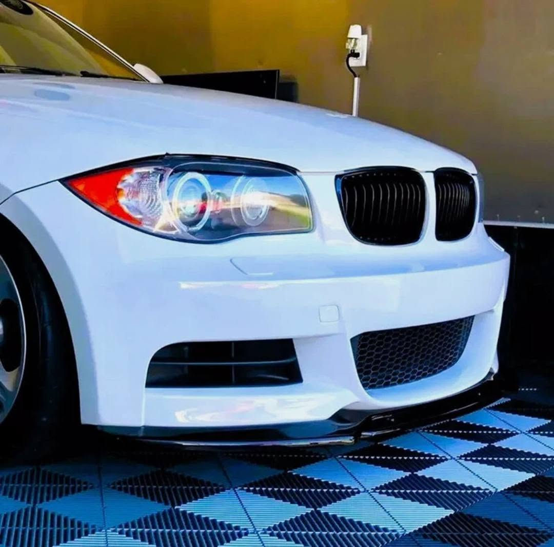 جناح أمامي (Lip Spoiler) أسود اللون مصمم خصيصاً ليناسب سيارات BMW من الفئة الأولى، تحديداً طرازات E82 و E88.
الي يفيده يكتبلي سعر وياخذه ماعرف اسعارهن ***********
جناح أمامي (Lip Spoiler) أسود اللون مصمم خصيصاً ليناسب سيارات BMW من الفئة الأولى، تحديداً طرازات E82 و E88.
تم تصميم الجناح ليتناسب مع مصدات M Sport أو M Tech الأصلية للمصنع، ولا يناسب المصدات القياسية.
يتكون الطقم عادة من عدة قطع (مثل 4 قطع) ومصنوع من بلاستيك ABS عالي الجودة أو بمظهر ألياف الكربون.
يساعد هذا الجناح في تحسين الديناميكا الهوائية وزيادة القوة السفلية، مما يمنح السيارة مظهراً أكثر رياضية وعدوانيه
