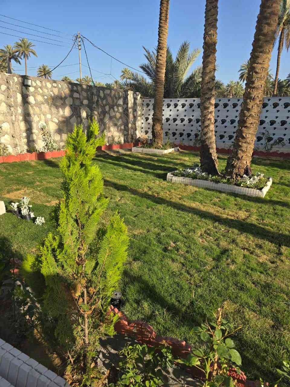 دونم في الحسنية باسمي سند 25 قرب جسر الابراهيمية من جهة الحسنية  واجهة حجر خلف التجاري مباشر ماء كهرباء 
السعر مناسب للشراي شارع 10 م 
***********
