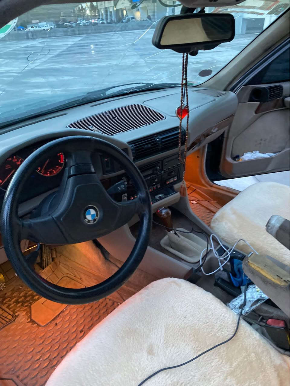 سەرەتا بەناوی خودا 
BMW520i 
مۆدێل 1995 سەیاراکا ئاوروپی بیلاد 520 گئرحادیە سایاراکا زۆر بە پاچی مایتەوە مەنەفئستو هەزەو باکانەیە. سەیارەکە دینار مەسروفی تیانیە ماڵی دۆستە 
ژم:***********٨
ژم:*********** سوران, أربيل
