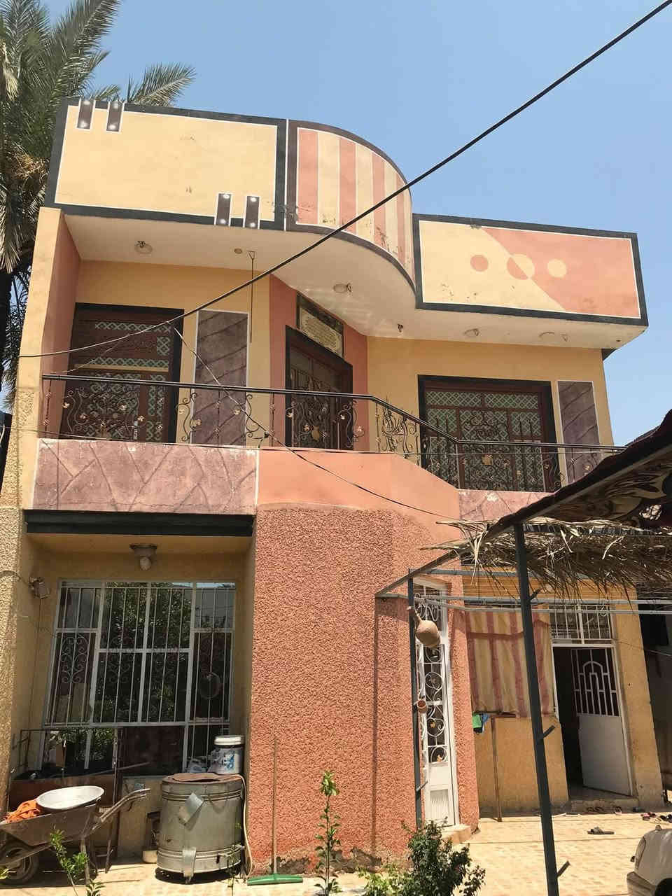 السلام عليكم بيت للبيع مساحه ٣٠٠م ١٠وجه نزال ٣٠٠ ملك صرف سند بأسمي طابقين الطابق الاول يحتوي على غرف نوم ٢ وصالة ومطبخ واستقبال وكراج وحديقة مثل ما موضح أمامكم اما الطابق الثاني يحتوي على غرفة نوم واحدة ومطبخ وصحيات وصالة امامية عرض ٩ م امامية كاشي مطعم بمرمر وسيراميك اسباني الطابق الاول طابوق والثاني بلوك السعر ٢٣٠ تدفع ١٣٠ والباقي لمدة ٣ سنوات حسب الاتفاق بعقوبة مقابل الطرق والجسور شارع ٢٠ بداية ينتهي ب١٠ م خدمات تبليط جامع مدارس كهرباء وماء *********** اخوان اقرا المنشور واتصل مو يجيني واحد يكول ها وين الموقع او طابو زراعي كلشي موضح بالمنشور ملك صرف تحويل بالطابو
