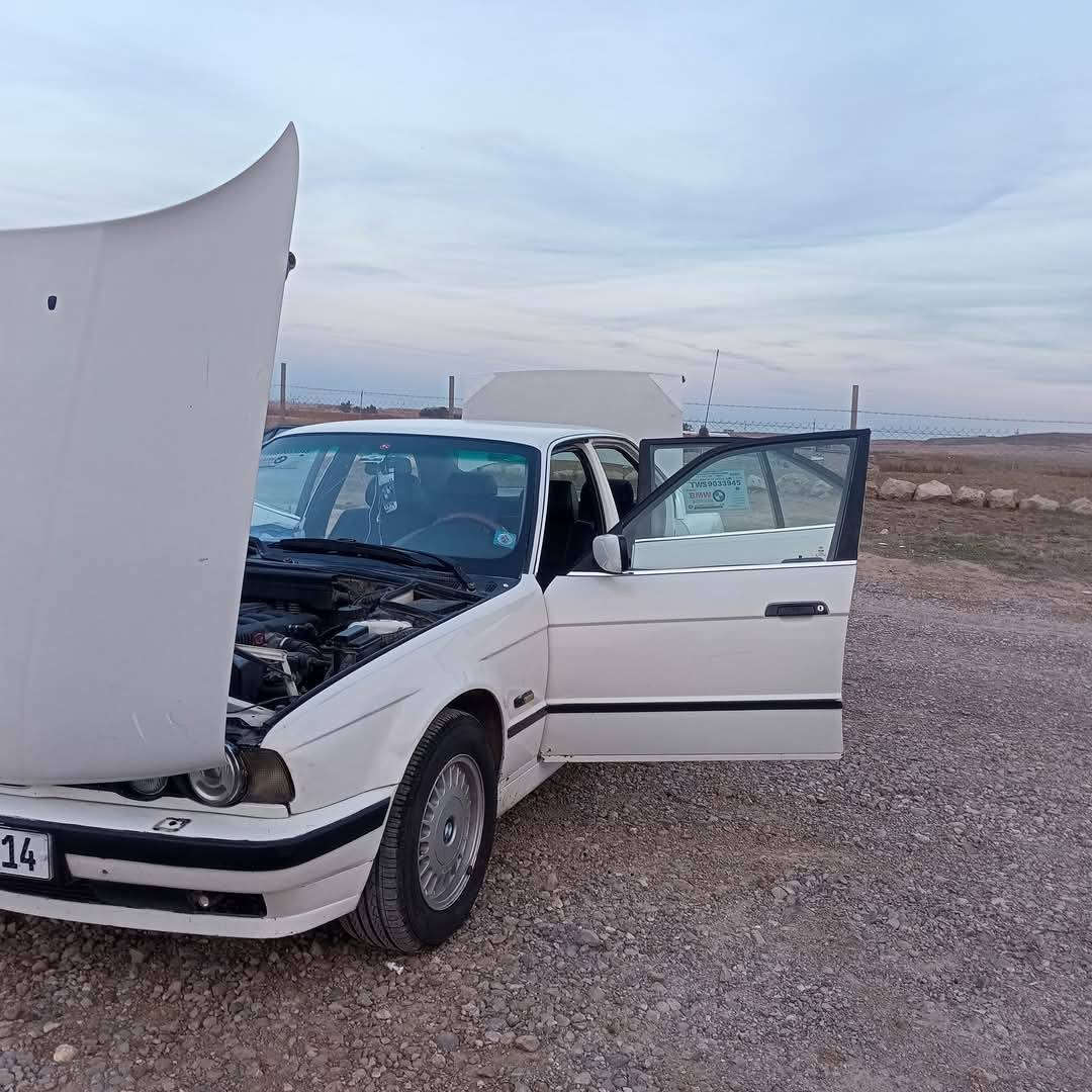 السلام عليكم 
بي ام للبيع BMW
الحجم 520 مسكر 
كير عادي شرط 
قطره صبغ ما بيها 
جوم كهرب شغاله
اي طخه ما بيها بلادي شرط 
رقم مسطره شرط التحويل 
سياره كلين ابلادي ما يعوزها شي 
السعر (48) وبيها مجال 
المكان الموصل 
ناحيه زمار 
التواصل.. ***********
مو شراي لا تراسل ولا تخابر

