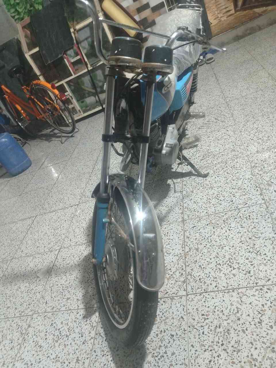 السلام عليكم دراجه ارشا ٢٠١٨ مفتوح محركه بوشه وبستم اوراق كزوز رياضبي دراجه ما متعوب *********** ناصريه مركز الإسكان الصناعي
