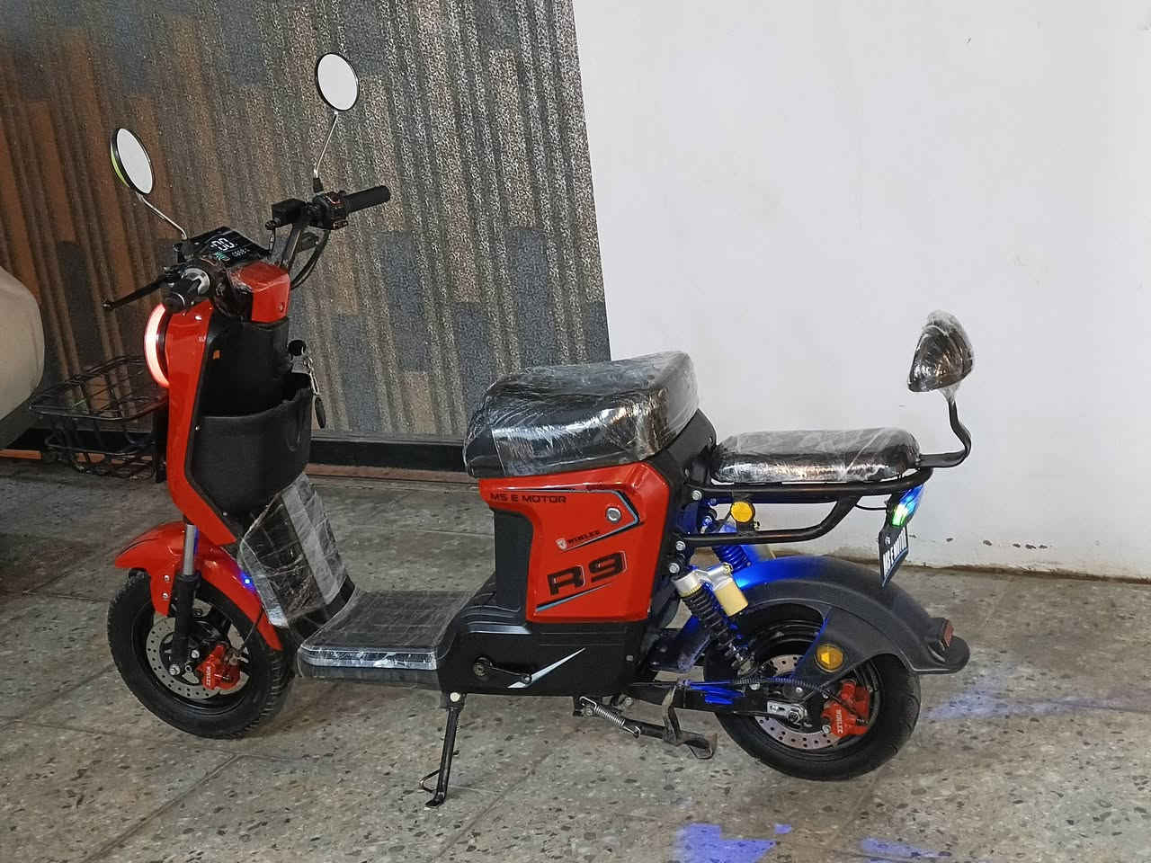 للبيع بايسكل R9 2025 فول مواصفات بصمة عن بعد لايت زينون LED تايرات جدد فقط بس بطارية شوي تعبانة السعر 325 بي مجال للستفسار ***********
