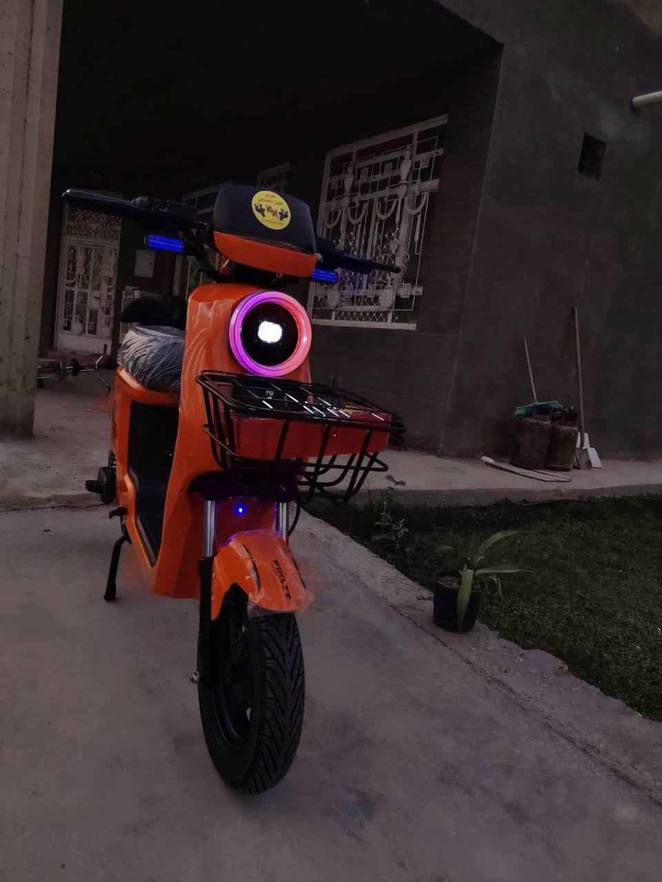 🔴 للبيع دراجة شحن R9 ونلي موديل 2026
الدراجة استعمال شهر فقط، بحالة ممتازة مثل الجديدة وما بيها أي عطل.
✔️ بطارية أصلية قوية وشحنها طبيعي.
✔️ المشي ثابت وسلس.
✔️ المكينة نظيفة وما مصروفة.
✔️ الهيكل خالي من الكسر أو اللحام.
✔️ الإطارات بحالة جيدة.
✔️ الفرامل تمام.
✔️ الإنارة والإشارات شغالة.
✔️ ما محتاجة أي تصليح.
✔️ مكفولة وجاهزة للاستخدام اليومي.
مناسبة للشغل والتوصيل والحمل الثقيل.
✔️ بيه بصمه تشغيل عن بعد وجهاز إنذار  وكارت تشغيل+تقفل ستيرن 📞 الاتصال: … المكان: …بابل الشوملي …***********واتساب 💰 السعر: ……580 وبيه مجال
