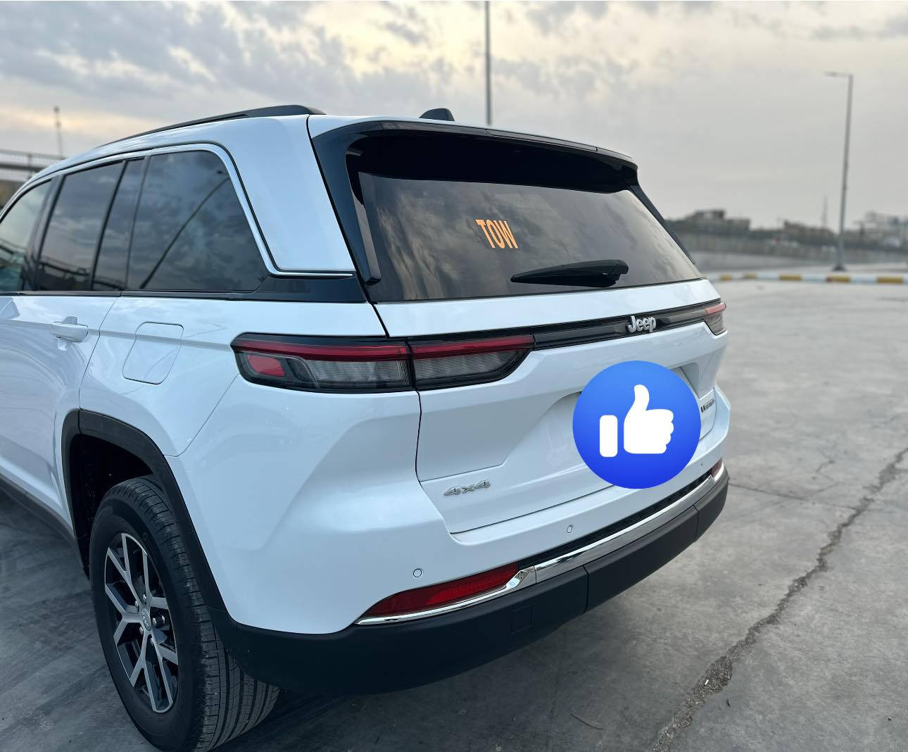 السلام عليكم 
جيب شيروكي لمتد 
Jeep Cherokee  3.6L Limite

      
ماشية 11 الف km  
رقم واسط الدولي  
المواصفات : 1/1 فول  
 • محرك 6 سلندر 3600
• السقف بانوراما طكتين
• المقاعد جلد تدفئة وتبريد 
• حساسات امامية
• حساسات خلفية
• كاميرا خلفيه 
• نقطة عمياء
• مقود السائق كهربائي
• دفع رباعي 4X4
• تشغيل عن بعد
• صندوق كهربائي
• تدفئة ستيرن
• المقاعد السائق ولراكب كهربائي
• ذاكرتين لحفظ وضعيات الجلوس 
• شاشة كبيره 8.4 انج
• نظام خاص للطرق الوعره
• المصابيح الأمامية  لد نهاري + اشاره ترحيب من الاقتراب من السيارة 
• اشاير بالمري
• نظام الملاحه Gps
• كشافات ضباب بروجكتر 
• محدد سرعة 
• نظام بريك اوتاماتيكي ( Auto break system)
• نظام تشغيل واطفاء اوتماتيكي للمحرك ( Auto start system) 

السيارة بيها دعامية سرقة  وبيها بالجاملغ جهة  السايق بيها تعديل وصبغ فقط 
السعر 330 وبيها مجال حك الجية

مكان السيارة : واسط 

 ***********
