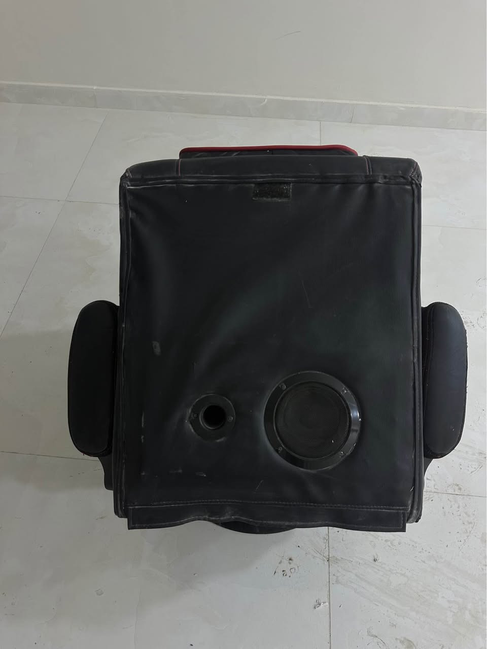 • التصميم: يسمى "Rocker" لأنه يوضع مباشرة على الأرض (أو على قاعدة دائرية قصيرة) ويسمح بالهز للأمام والخلف، وهو مخصص بشكل أساسي لمحبي أجهزة الكونسول (PlayStation و Xbox).
• نظام الصوت: الكرسي مزود بنظام صوتي مدمج (سماعات جانبية ومضخم صوت "Subwoofer" في الخلف) لتوفير تجربة لعب محيطية.
• الخامة: مغطى بجلد (PU Leather) مع تطريز أحمر.

السعر 
٧٥ الف
***********
بصرة البصرة, العراق
