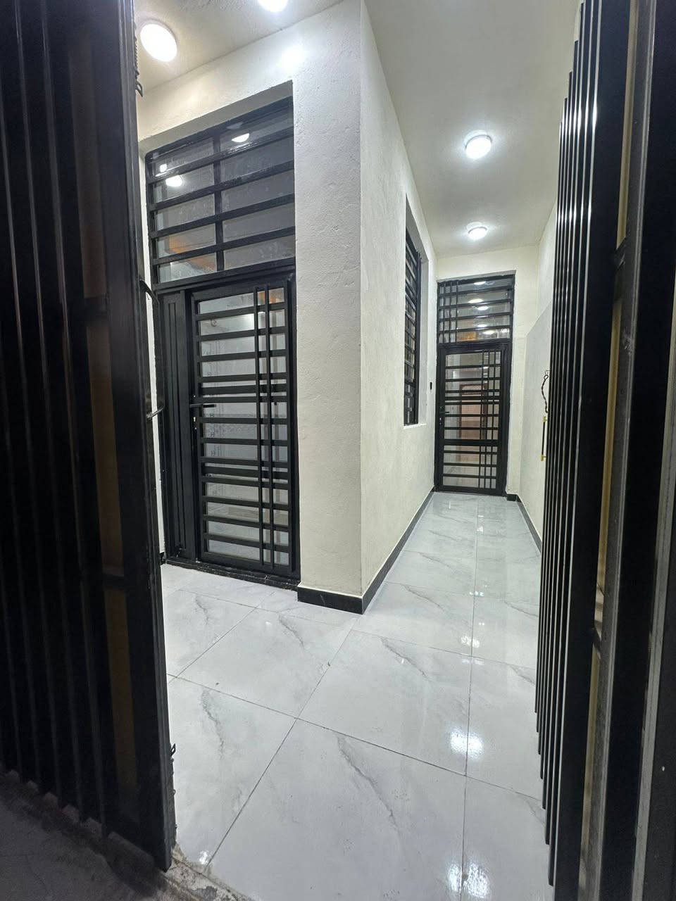 للبيع  دار [ ١٠٠م ] طابقين  

النجف ـــ حي ــ ميسان ــ منطقة ( ٢٢ )
مقابيل السوك
سابع بيت عن شارع الكيات

المحتويات

الطابق ـــ الاول 

غرفة ــ نوم + صاله + استقبال + مطبخ  + 
صحيات ــ داخلية + صحيات ــ خارجية
منور عدد ٢ +  طارمة 

الطابق ــ الثاني 

غرفة ــ نوم. +  صاله + صحيات + سطحين

السعر 148 مليون مع المجال

للاستفسار 
***********
