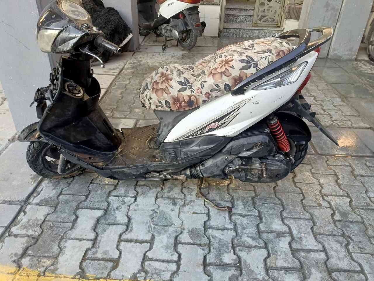 السلام عليكم دراجه ماكس ثعلب نظيفه محرك حلو وناعم شلعه معدل قوي سلف هندر كهربائيات كلهه شغاله نقص بس وجه ودبلات الاماميه تعبانه الباقي نظيف رايدهه 300 الف مكاني شارع حيفا ***********
