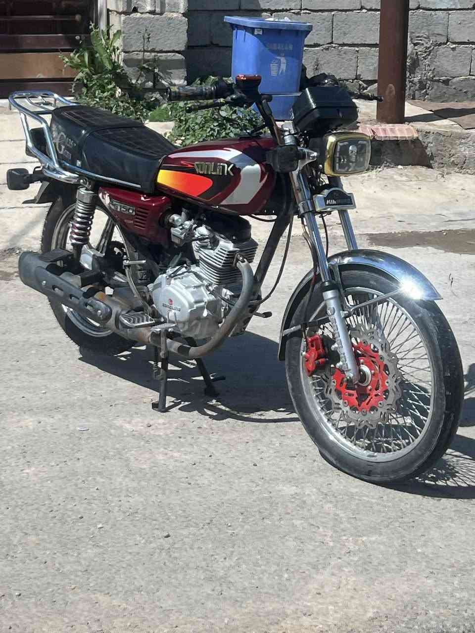 السلام عليكم دراجة لبيع تايكر موديل ٢٤ حلوه دراجة زينة كلهة شغال أشاير ودشبول بك لايت مازدة زوج تايرات جدد دراجة حلوة فقط ويل الخلفي مبدل السعر ٤٧٥ بي مجال مكاني تقاطع القدس ***********
