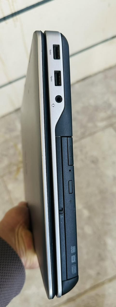 للبيع لابتوب Dell 

الماركة: Dell

المعالج: Core i7

حجم الشاشة: 15.6 إنج

الهارد: 500 GB
يمكن إضافة هارد SSD لزيادة السرعة

الرام: 8 GB

كارت الشاشة: داخلي + خارجي 2GB (AMD)

مناسب للدراسة، الإنترنت، الأوفيس، والألعاب الخفيفة.
الجهاز شغال تمام وما بيه مشاكل.

السعر:220 مع المجال
للتواصل: خاص
***********
