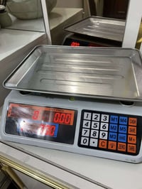 ميزان الكتروني • نضيف • للبيع